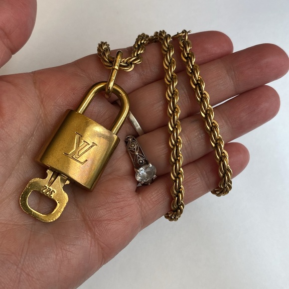 14K GF + LOUIS VUITTON lock & key necklaceš serial #322 - Picture 4 of 17